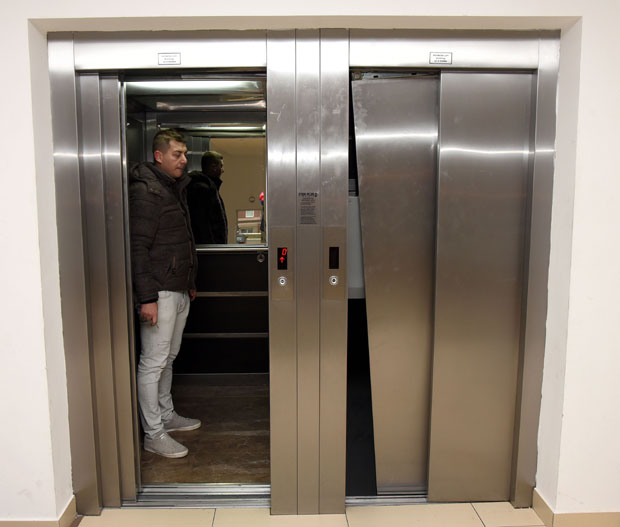 МИСЛИЛИ ДА ЋЕ СЕ УГУШИТИ: Породица последње сате 2017. године провела заглављена у лифту